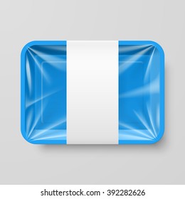 Envase de comida de plástico azul vacío con etiqueta sobre fondo gris