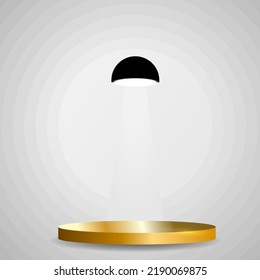 Leeres goldenes Podium auf weißem, minimalem Wandhintergrund für Produkt und Präsentation 