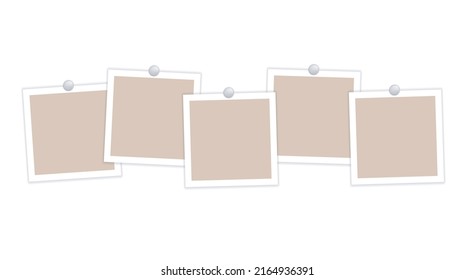 Marcos fotográficos vacíos en pines seguidos. Burla vectorial realista. Afiches beiges o hojas de papel para notas, collage. Cinco tarjetas de foto cuadradas con borde blanco. Plantilla en blanco. EPS10.