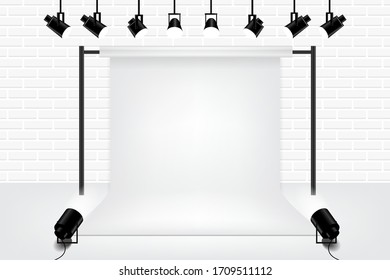 Estudio fotográfico vacío con equipo de iluminación y Spotlights composición realista en ilustración vectorial de pared de ladrillo blanco