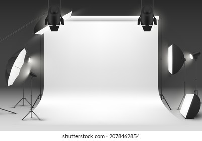 Interior vacío en estudio de fotografía de habitación con fondo de papel blanco y focos de ilustración vectorial realista. Equipo fotográfico profesional de maquillaje iluminando las luces de las inundaciones en trípode y colgando