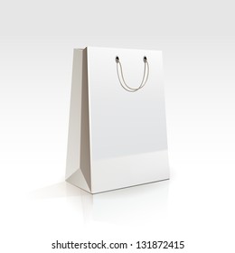 Bolsa de compras vacía en fondo blanco