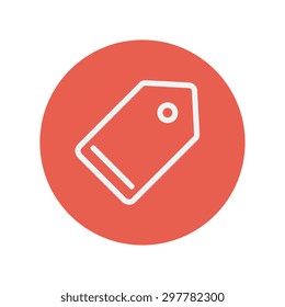 Icono de línea delgada de etiqueta vacía para diseño plano minimalista web y móvil. Icono blanco vector dentro del círculo rojo.