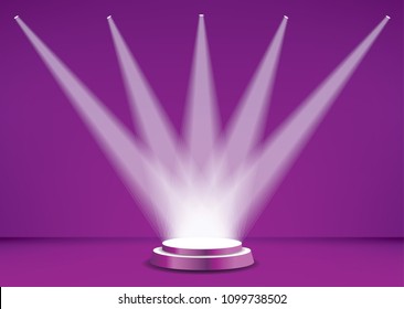 Leeres, violettes Pflaster in violettem Interieur mit fünf Scheinwerfern. Vorlage für die Produktpräsentation mit Hintergrundbeleuchtung