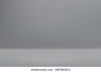 Leeres, weißes Studiozimmer mit Schattenhintergrund