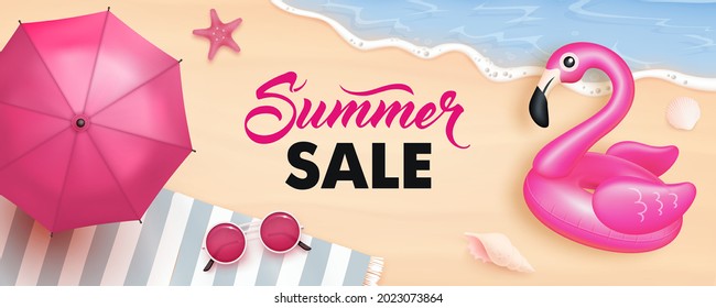 Fondo de la venta al final del verano. Vector bello y realista ilustración superior de la playa de verano de arena con paraguas de playa, gafas de sol y conchas
