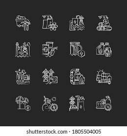 Kreide weiße Symbole der Energiewirtschaft auf schwarzem Hintergrund. Technologien zur Stromerzeugung und moderne Anlagen. Verschiedene Kraftwerke. Illustrationen von einzelnen Vektorkartons