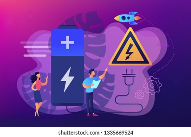 Ingenieure sorgen für einen sicheren Akku mit Stecker und Hochspannungswarnzeichen. Sicherheitsbatterie, geschütztes Energiegerät, Einsatzkonzept für Batteriesicherheit. Helle, lebendige violette Vektorgrafik einzeln