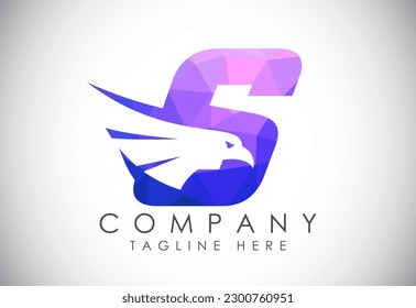 Alfabeto inglés S con símbolo de espacio negativo de la cabeza águila. Plantilla de diseño de vector de cabeza de águila creativa
