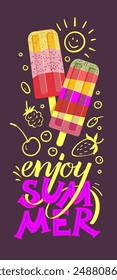 Disfruta del poster de verano con paletas, caligrafía de escritura y divertidos garabatos de bayas. Concepto de Festiva. Ilustración vectorial