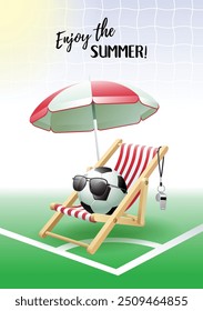 Aproveite o Verão! Cartão esportivo. Bola de futebol com óculos de sol, guarda-chuva de praia, deckchair e assobio no campo de futebol. Ilustração vetorial.