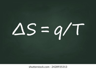 La fórmula de cambio de entropía "ΔS=qT" se muestra en tiza blanca en un tablero oscuro de un salón de clases, ilustrando los principios termodinámicos.