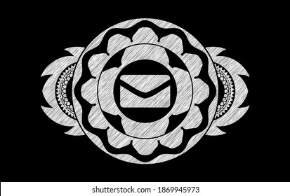 icono de sobre dentro del emblema de la tiza. Fondo de lujo de pizarra. Ilustración vectorial. 