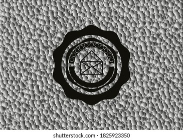 icono de sobre dentro de una insignia oscura con fondo de burbujas grises. Ilustración vectorial. Detallado. 