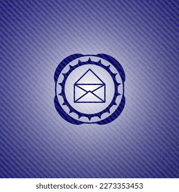icono de sobre dentro del fondo del denim. 