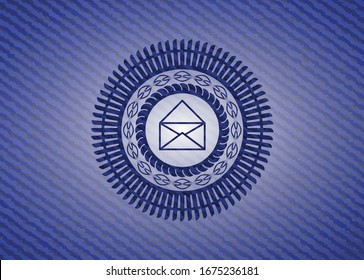 icono del sobre dentro del emblema con textura de denim