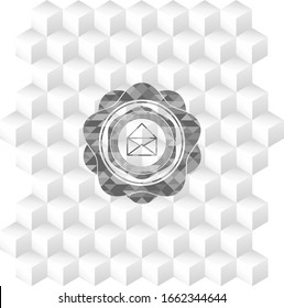 icono del sobre dentro del emblema gris. Vintage con fondo blanco de cubo geométrico