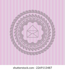 icono de sobre dentro del icono rosa o emblema. Diseño de vectores. 