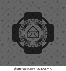 Umschlagsymbol in realistischem dunklem Emblem. 