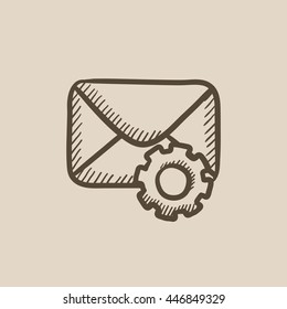 Correo sobre con icono de esbozo vectorial de engranajes aislado en el fondo. Mensaje de sobre dibujado a mano con icono de engranaje. Correo de sobres con icono de esbozo de engranajes para infografía, sitio web o aplicación.