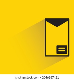 sobre con sombra sobre fondo amarillo