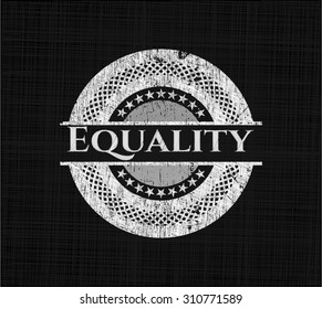 Emblema de tiza de igualdad escrito en una pizarra