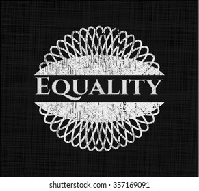 Emblema de tiza de igualdad escrito en una pizarra