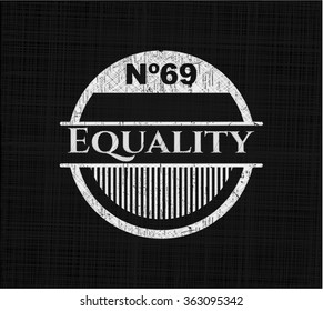 Emblema de tiza de igualdad escrito en una pizarra