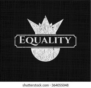 Emblema de tiza de igualdad escrito en una pizarra