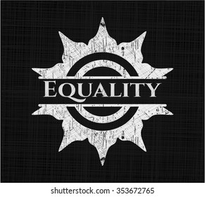 Gleichwertiges Chalkboard-Emblem auf schwarzem Brett