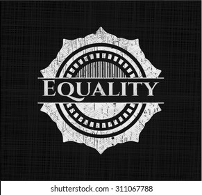 Emblema de pizarra de igualdad escrito en una pizarra
