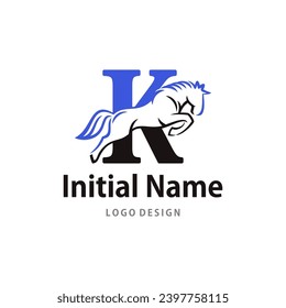 Logotipo ecuestrianism Horserace de la letra inicial K salto el símbolo vector del caballo. aislado de fondo blanco.