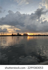 Escape al paraíso con esta fascinante foto de playa.Sumérjase en la belleza de las aguas cristalinas, la arena fina y la vegetación exuberante.Esta escena perfecta es un bálsamo relajante para el alma