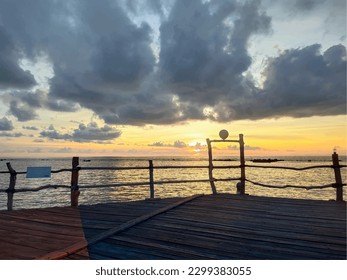 Entfliehen Sie dem Paradies mit diesem faszinierenden Strandfoto.Tauchen Sie ein in die Schönheit von kristallklarem Wasser, unberührtem Sand und üppiger Vegetation.Diese Bilderkulisse ist ein beruhigender Balm für die Seele