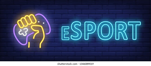 Esport texto neon com a mão segurando o gamepad. Design de videogame e ciberesporte. Sinal de néon brilhante à noite, outdoor colorido, banner de luz. Ilustração vetorial em estilo neon.