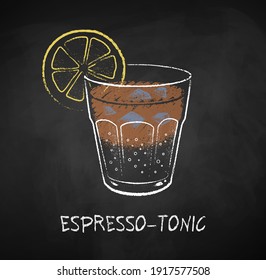 Vidrio de café tónico espresso aislado en el fondo negro de la pizarra. Ilustración de grunge con tiza vectorial dibujada con sideview.