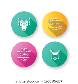 Accesorios étnicos en diseño plano estilo boho largo sombra de los iconos glifos conjunto. Flechas con encantos de plumas. Amuleto de luna creciente. Cabeza de toro símbolo tribal americano nativo. Ilustración de color RGB de silueta