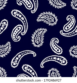 Ethnische Muster, inspiriert von persischen Stoffen. Blühendes gerahmtes Muster mit Paisley-Elementen. Man Modetextilkollektion. Weiß auf dunkelblauem Hintergrund.