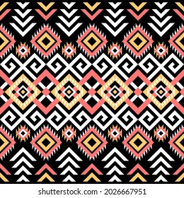 El patrón étnico sigue. Fondo negro, patrón vectorial transparente con amarillo, rosa y blanco. Diseño de patrones geométricos tradicionales. Patrón abstracto textil