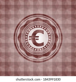 icono del euro dentro del emblema rojo o placa con fondo de patrón poligonal geométrico abstracto. Sin inconveniente. 