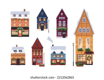 Edificios residenciales europeos con decoración navideña en fachadas. Casas antiguas con nieve en el techo, decoradas para Navidad, vacaciones de invierno. Ilustraciones gráficas planas vectoriales aisladas en fondo blanco