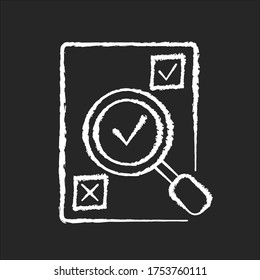 Icono de tiza blanca de evaluación sobre fondo negro. Evaluación de la investigación. Comprobación de la estadística de datos. Buscar información en el informe. Inspeccionar el papel de examen. Ilustración de pizarra vectorial aislada