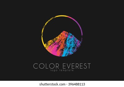 Logotipo del Everest. Color Everest. Logotipo de la montaña. Montaña de color. Logotipo creativo. Logotipo de viaje.