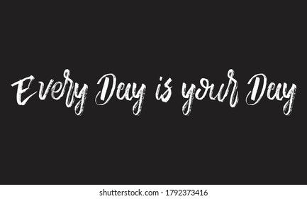 cada día es su día Chalk white text lettering retro typography y Calligraphy frase aislada en el fondo negro  