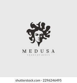 diseño del logo de la cabellera de la serpiente medusa malvada