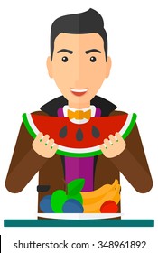 Um homem animado comendo melancia enquanto está em pé na frente da mesa cheia de alimentos saudáveis orgânica vetor desenho plano ilustração isolado no fundo branco. Layout vertical.