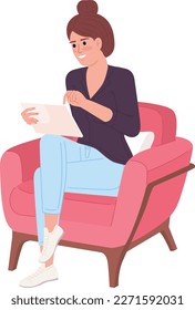 Mujer emocionada con su tableta personal en silla de color semiplano de carácter vector. Figura editable. Persona de cuerpo entero sobre blanco. Ilustración puntual simple de estilo de dibujos animados para diseño gráfico web y animación