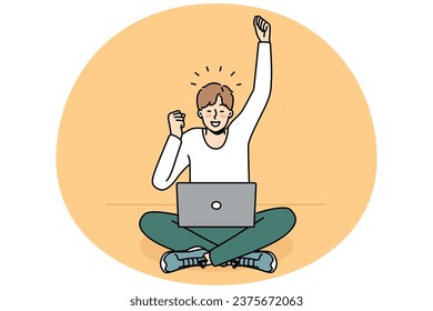 Un joven emocionado usa el triunfo de la laptop con buenas noticias o mensajes en línea. Un tipo feliz siente emoción celebrando el éxito o la promoción. Ilustración vectorial.