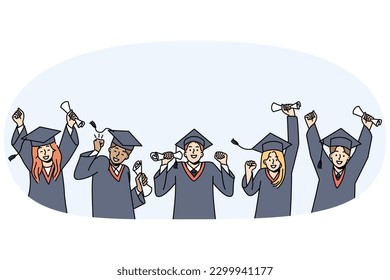 Jóvenes emocionados con batas y gorras celebran la graduación de la secundaria. Niñas y chicos felices triunfan con diplomas de graduación o universidad. Educación. Ilustración vectorial.