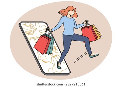 Excitante joven con bolsas comprando en línea en smartphone en ventas de temporada. Chica sonriente se divierte comprando en internet por teléfono celular. Consumerismo. Ilustración vectorial.